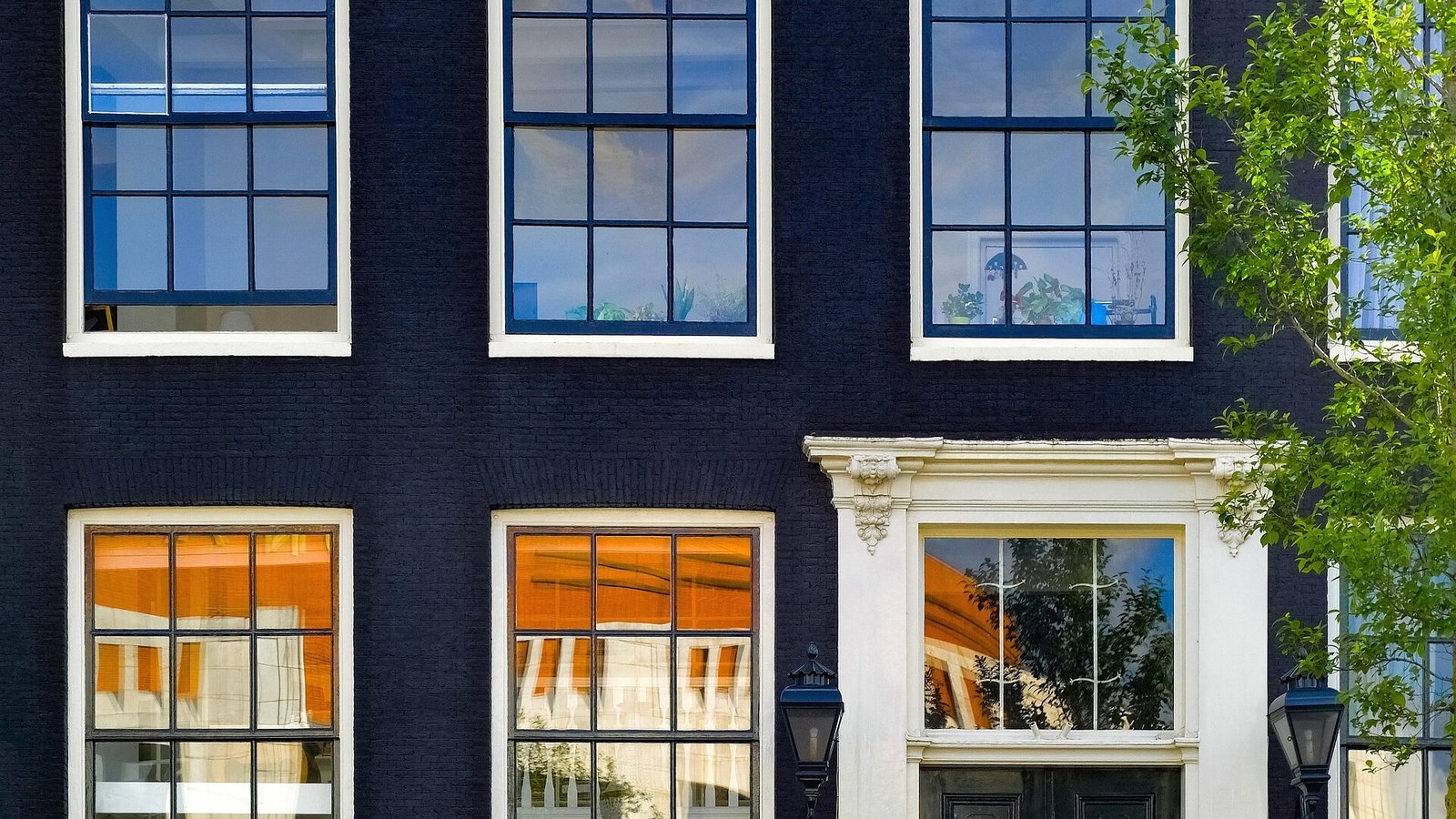 Strak geschilderde gevel met witte kozijnen